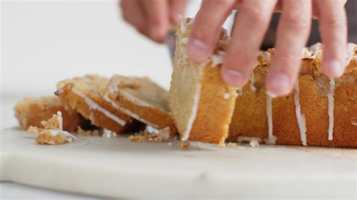 Annonce/// Il est moelleux et a un délicieux goût de pomme : le Apple Crumble Cake. Et avec le robot de cuisine »kMix Swiss Edition« de @Kenwood, cette pâtisserie réussit en un rien de temps. 🍏 📖 Retrouvez la recette ici ou sur notre site web: https://bit.ly/43RIeFO | Betty Bossi