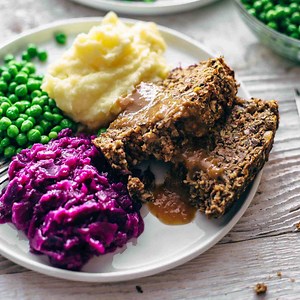 64K views · 211 reactions | ✨VEGAN MEATLOAF WITH GRAVY✨ One of my favorite fall dinners & it's also perfect for holidays. RECIPE  https://avirtualvegan.com/vegan-meatloaf-with-gravy/ | A Virtual Vegan | Facebook