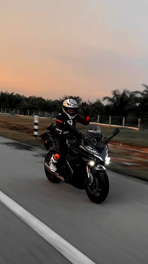 16K views · 442 reactions | 谢谢小强哥昨天还帮我拍到蛮帅的 #suzukigsxs1000gt #shoeix15 #revit #alpinestarssupertechR | IrIs Pun | Facebook