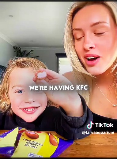 Mom and daughter play a fun game🤯😍 relationship | games