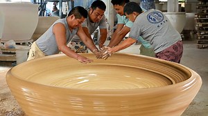 The process of transforming clay into large pots in China