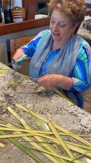 Our friend @alfonsinaliquori teaches us how to make beautiful Palm Crosses on this Domenica delle Palme. Grazie!!! #palmsunday #domenicadellepalme | Springfield Italians
