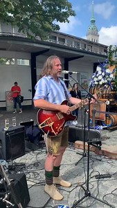 Echte, gemütliche und traditionelle Stimmung 🎺 erwartet euch bei der WirtshausWiesn in der ganzen Stadt! Für zusätzliches Flair sorgt Musik: Am Viktualienmarkt beispielsweise von Roland Hefter und seinen Isarridern 👇 - Alle Infos zum Programm bei muenchen.de/wirtshauswiesn | München.de