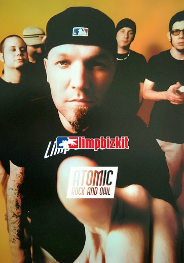 O Limp Bizkit é uma das bandas mais emblemáticas do polêmico nu-metal. Relembre o icônico e sombrio videoclipe de "Boiler", faixa do marcante álbum Chocolate Starfish and the Hot Dog Flavored Water. | Atomic Rock And Owl