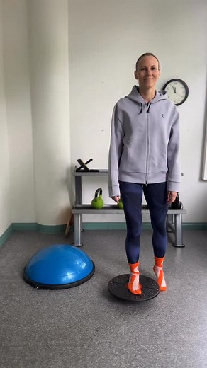 Juoksijan tasapainoharjoitus ⚖️🏃‍♀️ Tallenna ja testaa kotona tai salilla! Tasapainolaudalla tehtävät yksinkertaiset harjoitukset parantavat kehonhallintaa sekä vahvistavat nilkkoja ja jalkateriä 👟 #juoksuklubi #juoksuharjoittelu #tasapaino #nautijuoksusta | Juoksuklubi.fi