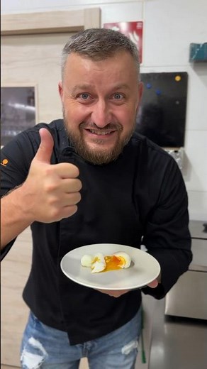 Perfect Poached Egg Hack with Plastic Wrap – Does It Really Work? 🍳✨