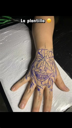 Tatuajes para hombres: plantilla vs resultado en antebrazos