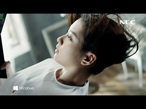 武井咲、宙に浮く LAVIE Hybrid ZERO 新TVCM「Floating World」篇
