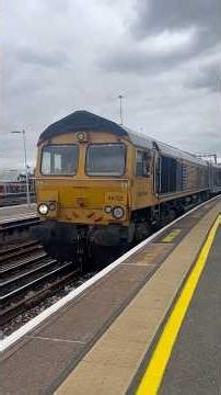 66722 and 66748 depart Clapham junction with a tone!! #class66 #BritannicExplorer