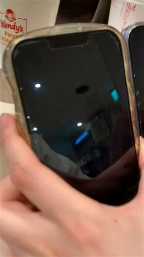 スマホの画面のヒビの入り方が同じだった