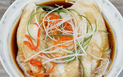 鳕鱼最简单做法，上锅蒸10分钟，然后浇上热油，味道美极了