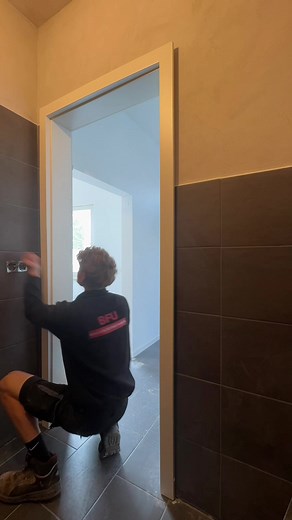Zimmertür richtig ausmessen und einbauen – so geht's!
