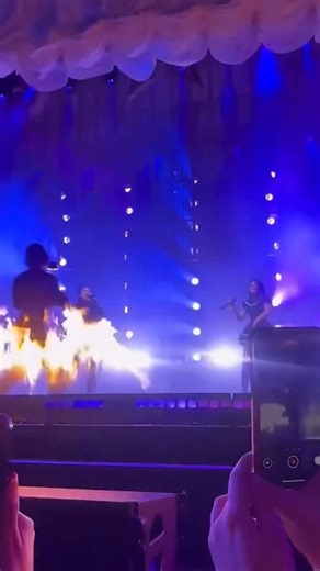 O encontro de milhões! 🤩 Nesta quarta-feira (14), Amy Lee e Halsey dividiram o palco, em Los Angeles, e deixaram os fãs em êxtase! As artistas performaram juntas a faixa “Hand That Feeds”. Halsey chegou a se ajoelhar diante da rainha do rock em sinal de reverência. Ícones reconhecem ícones! ❤️ (📹: Reprodução/Redes Sociais) | Hugo Gloss