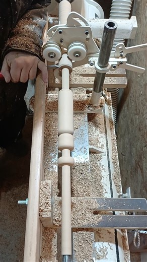 Processus (vitesse ×10) de tournage de petits pieds de table en Chêne pour un client ébéniste. Le plus petit diamètre étant de 20 mm, l'utilisation de la lunette oneway était obligatoire. Le porte outil long en bois (hêtre) permet de ne pas avoir à déplacer celui-ci et offre un gain de temps et de confort. Utilisation d'un gabarit pour faciliter le traçage des différentes moulures est également un gain de temps et de précision. Pour cette série j'ai principalement utilisé la gouge à dégrossir et