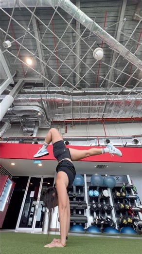 Half split transition flow 🤸🏽‍♂️#motivation #handstandworkout #balancefitness #practice #shorts