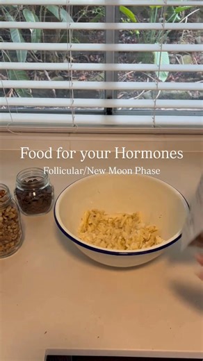 If you’ve been battling PMS, breakouts, irregular cycles, mood swings or bloating… You’re not alone — and you don’t have to keep suffering. Seed Cycling is a natural, food-based method that supports your hormones by aligning your nutrition with the phases of your menstrual cycle. 🌿 Phase 1: to support estrogen 🌸 Phase 2: to support progesterone This simple practice has helped thousands of women naturally ease hormonal symptoms, support clearer skin, calmer moods, and more balanced, predictable