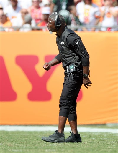 Jets HC Aaron Glenn busts a move to celebrate FG block vs Buccaneers