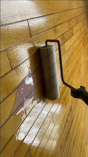 Applying polyurethane #asmr #viral #coating #Amber #oil #pro #finish #hardwood #flooring #wood #tips