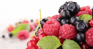 Verrines de fruits rouges, speculoos et crème chantilly