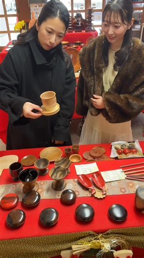 (一社)宮島観光協会 Miyajima on Instagram: "宮島の工芸品がズラリ！宮島伝統産業会館 #第1回宮島ファンフォトコン の賞品を選びに伝統産業会館へやって来ました🚶 どれも職人さんの想いが込められた、宮島らしさを感じられる作品ばかりでとても素敵でした♡ （宮島観光親善大使 大濱悠衣） 職人さんの技と温かみを間近で感じられて感動しました！ (宮島観光親善大使 中川玲菜)"