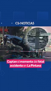 🔴 Cámaras de seguridad captaron el momento exacto del fatal accidente de tránsito que dejó a dos personas fallecidas y varios heridos en la comuna de La Pintana. 👉 Como se puede observar en las imágenes, un vehículo iba a toda velocidad por el carril del transporte público a raíz de que una de las seis personas que se encontraba en el auto iba con trabajo de parto. 🚗 En ese momento, otro automóvil dobló por la calle Santa Rosa sin percatarse del otro carro, impactándolo y provocando el volcam
