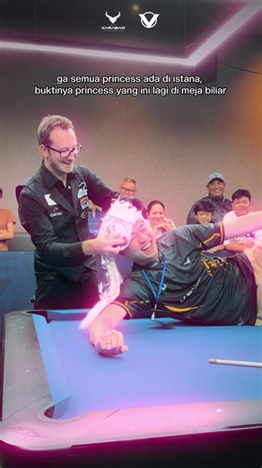 Princess-nya lagi nemenin @Florian “Venom” Kohler jadi talent buat trick shot 💅 #CarabaoPoolDistrict #CarabaoBilliards #BilliardsIndonesia
