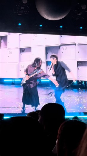 真的只有小小蠢 on Instagram: "MAYDAY #5525 LIVE TOUR 五月天［回到那一天］25週年巡迴演唱會台中站D4 超好笑 主唱大人把瑪莎的線⋯當玩具😂😂 . #五月天 #五月天5525回到那一天 #五月天25週年巡迴演唱會"