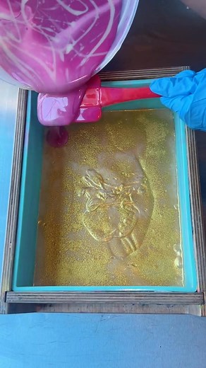 Making a HONEY RASPBERRY Soap with shimmering pencil line! ✨ 🍯 #honeyberrysoap #honeysoap #raspberrysoap #pencillinesoap #honeycombsoap #honeycombsoaps #bubblewrapsoap #honeysoaps #honeysoapbar #honeysoap_team🍯 #s~ | Emma Almensoapmarking