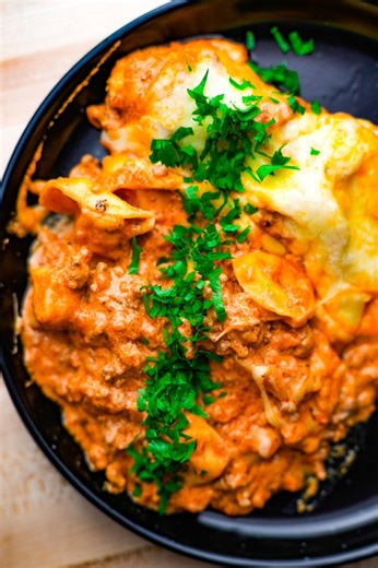 Cheesy & Easy Tortellini!.Saw this easy weeknight dinner making that rounds, had to give it a go. Only 5 ingredients. Cool and cleanup took less than 30 mins. Can’t beat that!Ingredients:1lb ground beef1 package of cheese tortellini8oz block of mozzarella1 jar of marinara1 block of cream cheese...📸: @thekitchenwhitelaw...#TheKitchenWhitelaw #pasta #cheesypasta #easydinner #tortellini #cheesetortellini #weeknightdinner #easycooking #onepanmeal #mozzarella #marinara | The Kitchen Whitelaw