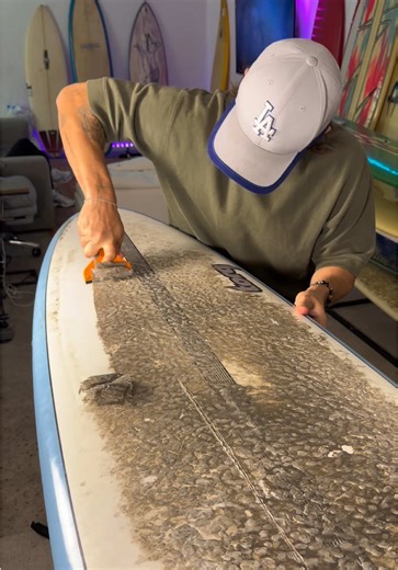 Scraping off the old wax from this 7’6ft Torq Surfboard and cleaning up the residue with coconut oil #asmr #WaxOnWaxOff #SurfboardCare #beforeandafter #satisfyingcleaning