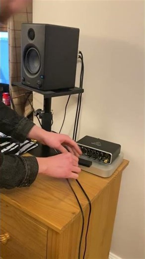 Connecting the keyboard to the Logic Pro software