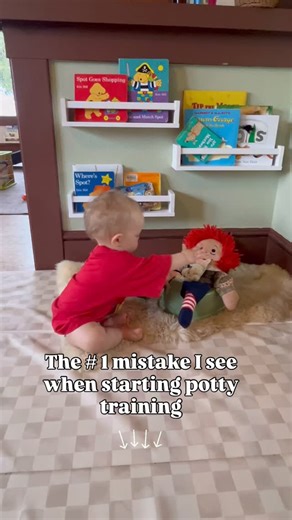 𝗣𝗿𝗲𝘀𝘀𝘂𝗿𝗲 𝗯𝗲𝗳𝗼𝗿𝗲 𝗽𝗹𝗮𝘆…. A child who feels fear around the potty is not being difficult. Their nervous system is 𝘱𝘳𝘰𝘵𝘦𝘤𝘵𝘪𝘯𝘨 𝘵𝘩𝘦𝘮. 𝗣𝗹𝗮𝘆 𝗰𝗵𝗮𝗻𝗴𝗲𝘀 𝘁𝗵𝗮𝘁 𝘀𝘁𝗮𝘁𝗲. 𝗜𝗺𝗶𝘁𝗮𝘁𝗶𝗼𝗻 𝗹𝗶𝗴𝗵𝘁𝘀 𝘂𝗽 𝘁𝗵𝗲 𝗯𝗿𝗮𝗶𝗻’𝘀 𝗺𝗶𝗿𝗿𝗼𝗿 𝘀𝘆𝘀𝘁𝗲𝗺𝘀 so the body learns by watching and doing. Safety cues 𝘴𝘦𝘵𝘵𝘭𝘦 𝘵𝘩𝘦 𝘷𝘢𝘨𝘶𝘴 and lower threat so curiosity can return. Small wins 𝗿𝗲𝗹𝗲𝗮𝘀𝗲 𝗱𝗼𝗽𝗮𝗺𝗶𝗻𝗲, which tells the brain this is safe and