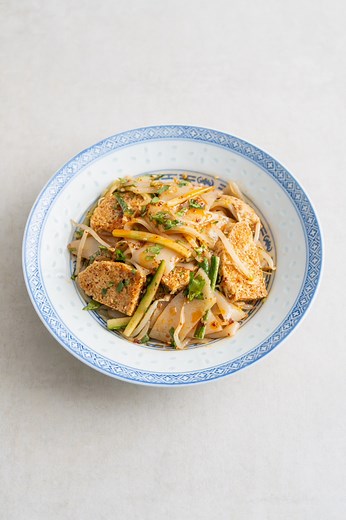 China’s Liang Pi (Spicy Cold Skin Noodles) 🇨🇳 This is Ep. 54 of Vegan Cultures, where I explore traditional plant-based food from around the world. The full recipe is on my website (link in bio) 👏Liang Pi are essentially a byproduct of making Chinese wheat gluten (the original seitan), which I’ve shared in a previous video. These noodles are made with the starches that are washed out of the bread dough. They are then reunited with the gluten in this incredibly satisfying noodle dish. The name