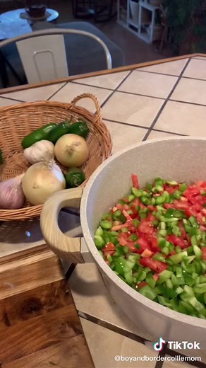 Canning homemade salsa! #canning #preservingfood #gardening #homemadesalsa #easysalsa #salsarecipe