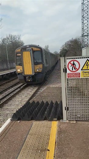 Class 375 at Etchingham #trainspotting #class375 #southeasternrailway #railway #electric #rail