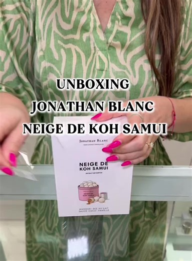 🌴✨ ✨ Unboxing Neige de Koh Samui Extrait de Parfum by Jonathan Blanch ✨✨🌴 @jonathanblancparfums Opening this box feels like unwrapping summer itself. Clean, elegant presentation… and inside, pure sunshine in extrait form. One spray and you’re instantly transported. 🍉 Passionfruit, mango, guava, and watermelon create a bright, juicy opening that feels radiant and alive. 🥥 The heart melts into creamy coconut milk, ripe peach, and a soft rice-pudding accord that feels velvety and comforting. 🍮