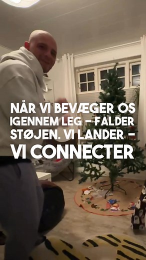 Det her var første gang, jeg prøvede en immersiv øvelse… og jeg blev faktisk ramt af, hvor hurtigt min ADHD falder til ro, når jeg er til stede i et enkelt øjeblik. Nogle gange skal der ikke mere til end nærvær og et ægte smil fra et barn til at minde os om, hvad der virkelig betyder noget. 🙌💙 Kan du genkende det? | ADHD coach Daniel