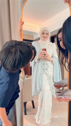 Cute Moment Bila Afwa Dan Aafiyah Tolong Ibu DS Siti Nurhaliza Pegang Cermin