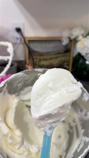 2.5 sticks of salted butter 1/2 high ratio shortening 3/4 of a 2 lb bag of powdered sugar Vanilla Water I’ll share the process of decorating this cake! 🎂 Recipe from @Karolyn’s Kakes 🤩 #cake #buttercream #baking #recipe #cakedecorating | Berrylicious Sweets