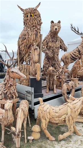 Un stand étonnant avec de superbes animaux en bois
