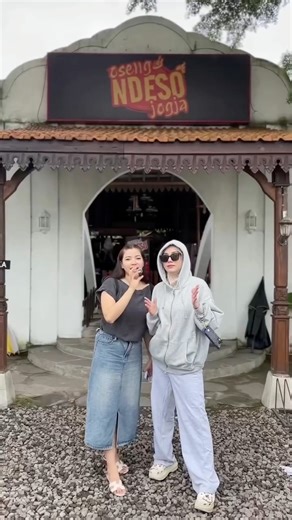 Marissa Brigitta on Instagram: "Kuliner menjelang gala premiere @filmdanyangwingit jogja!🥰❤️ 🚘 @baic.jhlauto 📍@oseng_ndeso #masyaallahtabarakallah #filmdanyangwingitjumatkliwon"