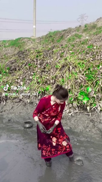 Discover Hidden Big Fish While Hand Fishing