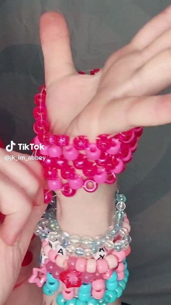 been a while huh. INTRODUCING PINKIE PIE 💖 •••••••••• #mlpfim #cosplay #pinkiepie #pinkiepiecosplay #mlpcosplay #mylittlepony