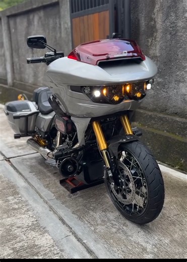 ⛔SOLD before post ‼️Harley Davidson CVO 2023 ABS tc keyfob, M8 - 121ci, 1977cc, mercury silver riding like new Mercury Silver colour favorit original paint cakepp Performance Bagger RATA KANAN siap ngeblaarr.... . . ⛔ Exhaust SnS 2in1 titanium full system 👌🏻 Modifikasi : ‼️ - Headlamp model baja design - Front spakbor Carbon - Rear spakbor Carbon - Front Suspension original Ohlins - Rear Suspension original Ohlins - air filter kens - whinsheld oem - swing arm racework - Stang fly moto - Razer 