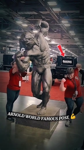 ARNOLD WORLD FAMOUS POSE 💪#arnoldschwarzenegger #bodybuilding #pose #shorts #viral