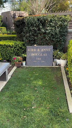 Visiting the grave of Hollywood legend Kirk Douglas #famousgraves #hollywood #cemetery | Freyzel Productions