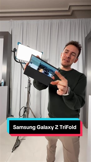 🚀 Siamo arrivati al DESIGN DEFINITIVO dei pieghevoli!? Sicuramente qui siamo di fronte a qualcosa di ancor più versatile: da 6,8 pollici a 10 ‘’, un vero Tablet da aperto con tanto di modalità desktop lato software per usarlo come un pc in mobilità. Solido, potente, costruito bene, @samsungitalia sembra aver fatto un ottimo lavoro. Arriverà da noi? Ancora non lo sappiamo. Cosa ne pensate? . #samsung #galaxyztrifold #trifold #ces2026 #samsungfold