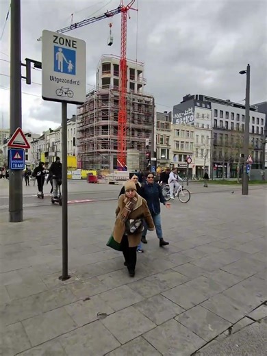 Pourquoi les magasins sont ouverts à Anvers pendant Pâques et pas en France ? 🛍️🤔 Aujourd’hui je