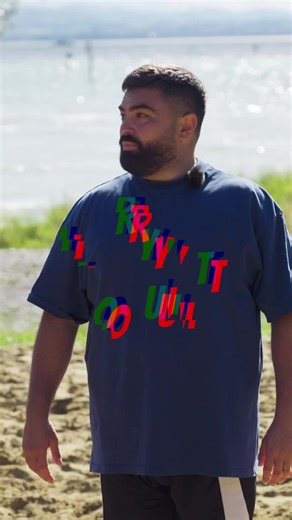 Hier wird gebaggert: @Mariano Vivenzio und @Serdar Karibik wagen sich in der neuen Folge TryOut aufs Beachvolleyball-Feld! 🏐🔥 Beim VFB Friedrichshafen, mit Bodensee-Kulisse und unter den strengen Augen von Beach-Volleyball-Profi und Olympia-Teilnehmerin Julia Sude entscheidet sich: Wer schafft es übers Netz und wer setzt sich in den Sand? Die ganze Folge gibt’s bei SWR Sport auf YouTube. #EMMVEE #SerdarKaribik #TryOut #Beachvolleyball #SWRSport