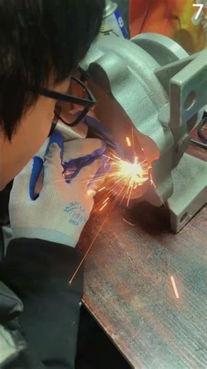 Cara yang cerdas mengelas logam besi secara manual #shorts